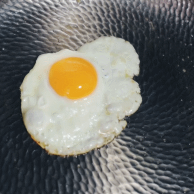Egg cooking and releasing on hammered titanium